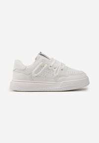 Born2be - Białe Sneakersy z Ozdobnym Sznurowaniem i Naszywką z Pandą Velwisa. Kolor: biały. Wzór: aplikacja #5