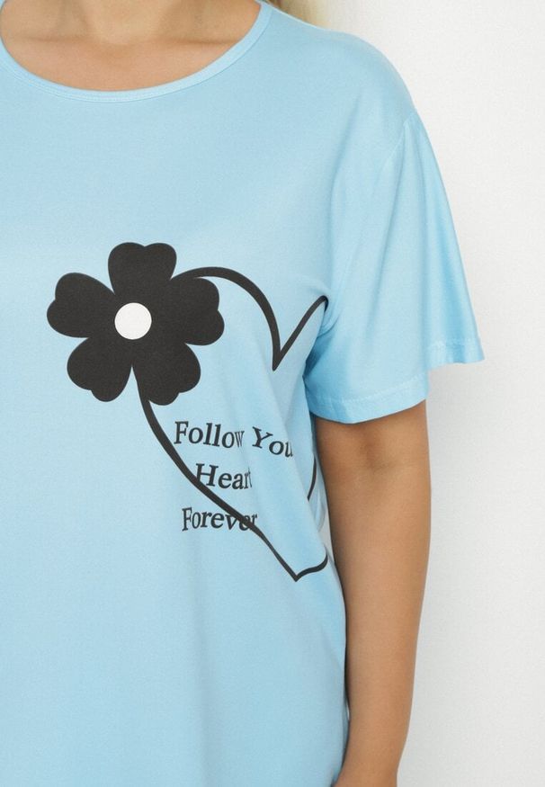 Born2be - Niebieski Komplet Piżamowy z Motywem Kwiatowym Spodnie i T-shirt Milossa. Kolekcja: plus size. Kolor: niebieski. Długość: krótkie. Wzór: kwiaty