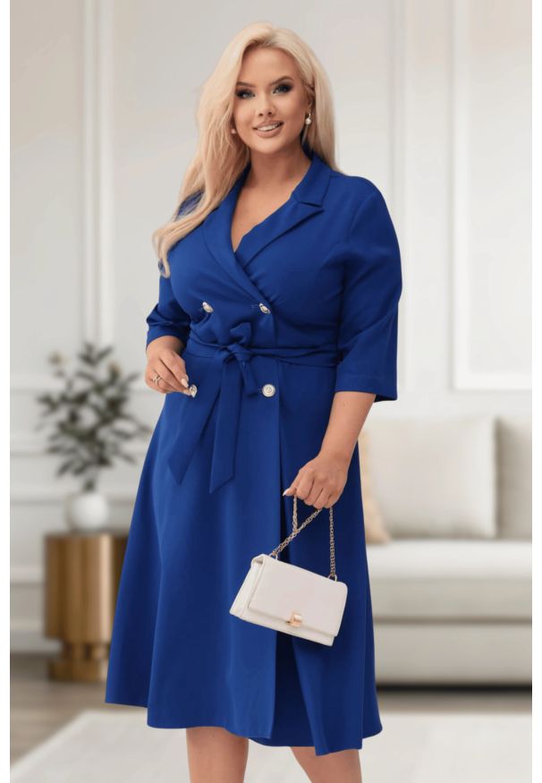 Moda Size Plus Iwanek - Elegancka szafirowa żakietowa sukienka Marietta XXL OVERSIZE WIOSNA JESIEŃ. Okazja: na co dzień, na spotkanie biznesowe. Kolor: niebieski. Materiał: tkanina, poliester, elastan, materiał. Sezon: wiosna, jesień. Typ sukienki: oversize. Styl: elegancki