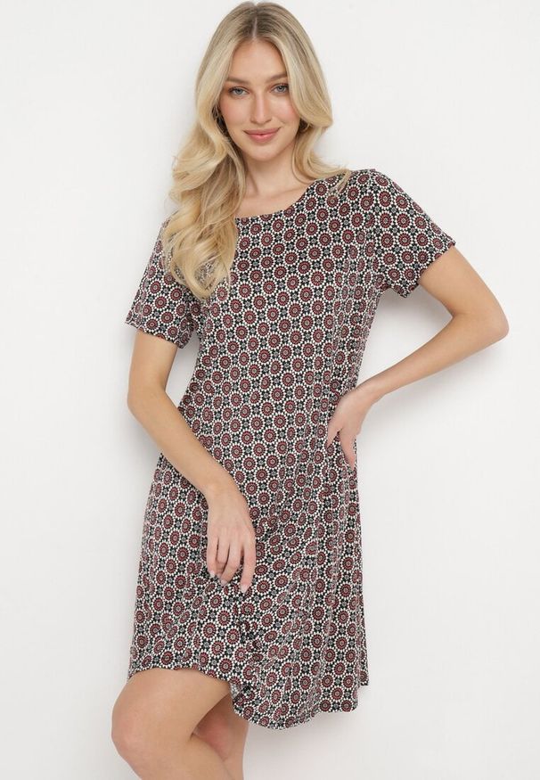 Born2be - Czarno-Bordowa Wiskozowa Sukienka w Mozaikowy Wzór o Rozkloszowanym Kroju Faellina. Kolor: czarny. Materiał: wiskoza. Sezon: lato