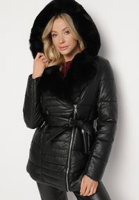Born2be - Czarna Pikowana Kurtka z Kapturem Futerkiem i Paskiem Greleti. Okazja: na spacer. Typ kołnierza: kaptur. Kolor: czarny. Materiał: futro. Styl: elegancki #1