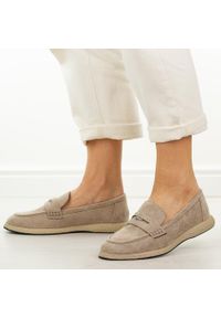 Beżowe mokasyny damskie Vinceza 62273. Okazja: na co dzień, na spacer. Nosek buta: okrągły. Kolor: beżowy. Materiał: zamsz. Szerokość cholewki: normalna. Sezon: wiosna, lato. Styl: casual, klasyczny, elegancki #1