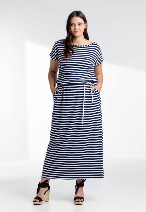 Moda Size Plus Iwanek - Sukienka Susana maxi w granatowe paski XXL OVERSIZE LATO. Okazja: na co dzień. Kolor: niebieski. Wzór: paski. Typ sukienki: oversize. Materiał: elastan, dzianina, wiskoza, materiał. Długość rękawa: krótki rękaw. Sezon: lato. Styl: boho, casual. Długość: maxi