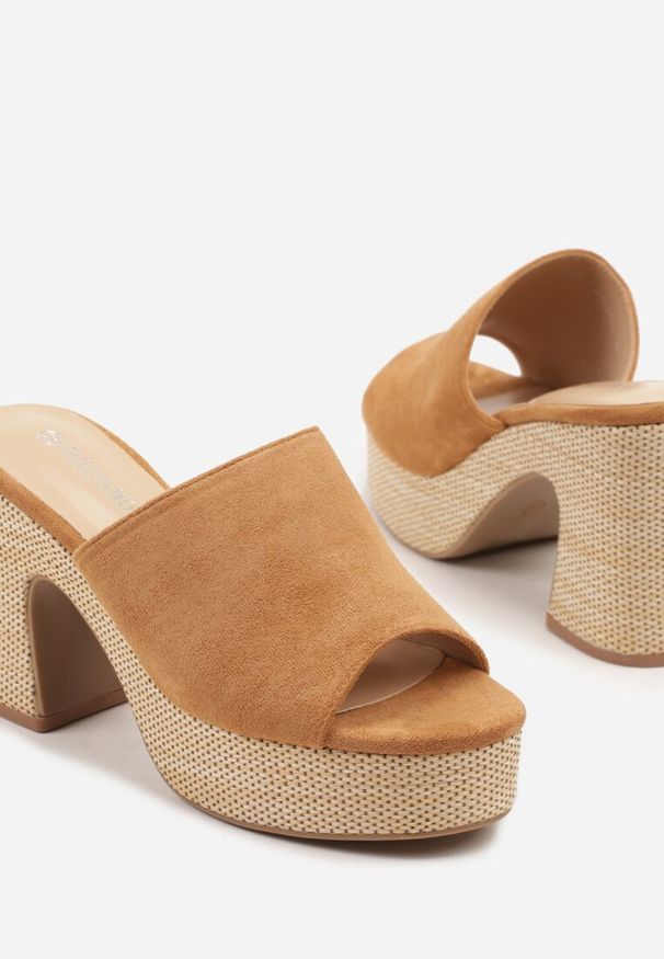 Born2be - Brązowe Klapki z Imitacji Zamszu na Słupku i Platformie Tenorela. Okazja: na co dzień. Kolor: brązowy. Materiał: zamsz. Obcas: na platformie. Styl: wizytowy, elegancki, casual