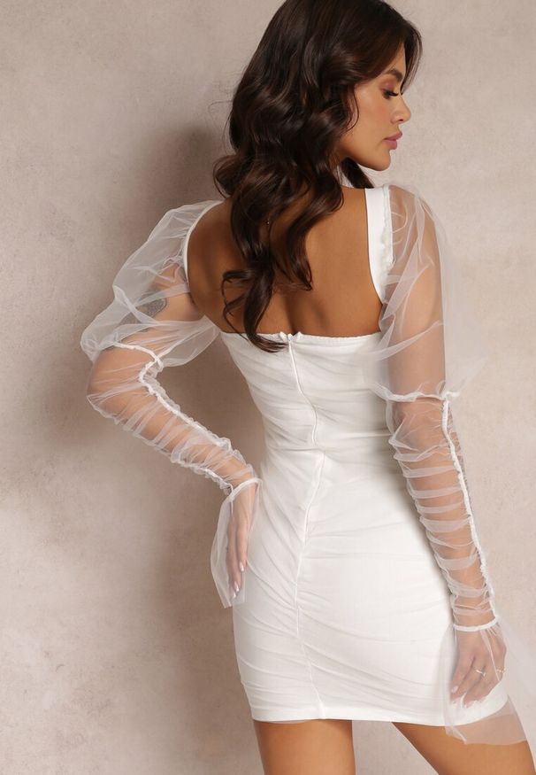 Renee - Biała Dopasowana Sukienka z Siateczki i Marszczeniem Myajane. Kolor: biały