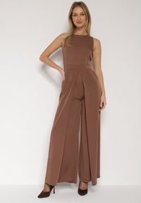 Born2be - Brązowy Elegancki Kombinezon z Ozdobnymi Zakładkami Zellysha. Okazja: na co dzień, na spotkanie biznesowe. Kolor: brązowy. Wzór: aplikacja. Styl: elegancki #1