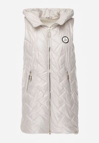 Renee - Jasnoszara Długa Pikowana Kamizelka z Kapturem i Ozdobną Naszywką Mentape. Typ kołnierza: kaptur. Kolor: szary. Długość: długie. Wzór: aplikacja. Styl: sportowy #6