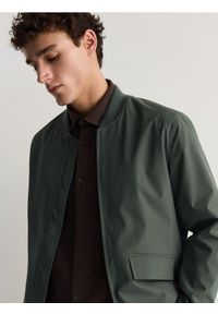 Reserved - Kurtka bomberka - morski. Kolor: morski. Materiał: tkanina. Wzór: gładki #1