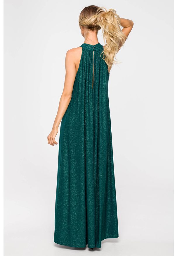 MOE - Długa suknia wieczorowa błyszcząca z dekoltem halter butelkowa zieleń. Okazja: na wesele, na ślub cywilny, na studniówkę, na imprezę. Typ kołnierza: dekolt halter. Styl: wizytowy. Długość: maxi