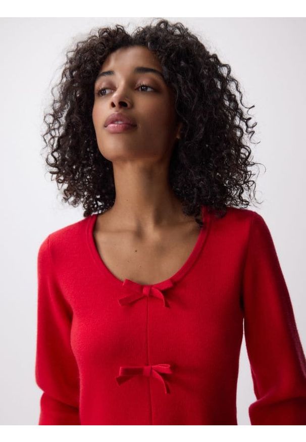 Reserved - Sweter z kokardkami - czerwony. Typ kołnierza: kokarda. Kolor: czerwony. Materiał: wiskoza, dzianina