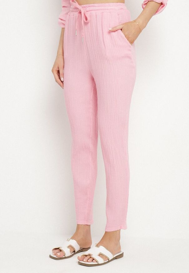 Born2be - Jasnoróżowy Bawełniany Komplet Muślinowy Koszula z Regulowanymi Rękawami i Spodnie Janilene. Kolor: różowy. Materiał: bawełna