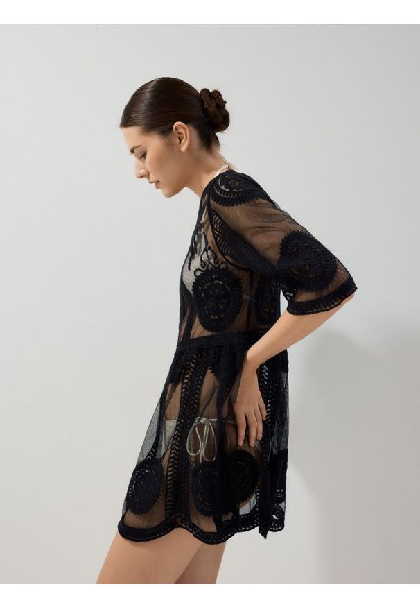 Reserved - Ponczo we wzory - czarny. Kolor: czarny. Materiał: tkanina