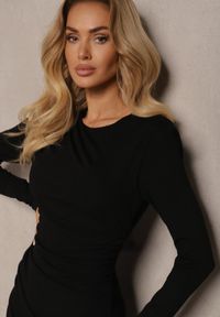 Renee - Czarna Dopasowana Sukienka z Wiskozą z Prążkowanego Materiału z Marszczeniem Iletarvia. Okazja: na co dzień, na imprezę, do pracy. Kolor: czarny. Materiał: materiał, wiskoza, prążkowany. Długość rękawa: długi rękaw. Typ sukienki: proste. Styl: elegancki, casual