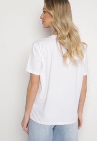 Born2be - Biały T-shirt z Aplikacją 3D Eohna. Okazja: na co dzień. Kolor: biały. Materiał: jeans. Wzór: aplikacja. Styl: sportowy, casual, klasyczny #5