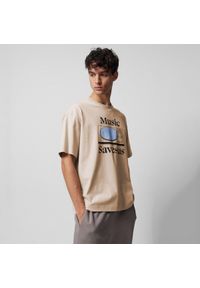 outhorn - T-shirt oversize z nadrukiem męski - kremowy. Kolor: kremowy. Materiał: dzianina, prążkowany, bawełna, materiał. Wzór: nadruk