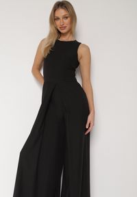 Born2be - Czarny Elegancki Kombinezon z Ozdobnymi Zakładkami Zellysha. Okazja: na co dzień, na spotkanie biznesowe. Kolor: czarny. Wzór: aplikacja. Styl: elegancki #7