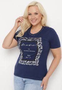 Born2be - Granatowy Bawełniany T-shirt Koszulka z Krótkim Rękawem Ozdobiona Nadrukiem i Cyrkoniami Codara. Okazja: na co dzień. Kolekcja: plus size. Kolor: niebieski. Materiał: bawełna. Długość rękawa: krótki rękaw. Długość: krótkie. Wzór: nadruk, aplikacja. Styl: casual #2