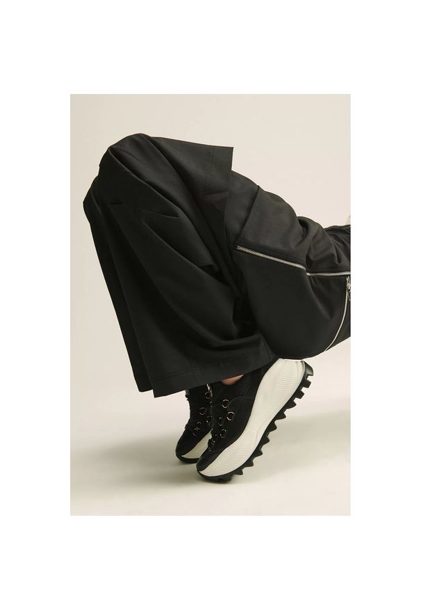 Czarne Sneakersy Carinii Modne Obuwie Damskie. Okazja: na spacer, na co dzień. Kolor: czarny. Obcas: na obcasie. Wysokość obcasa: średni. Sport: turystyka piesza