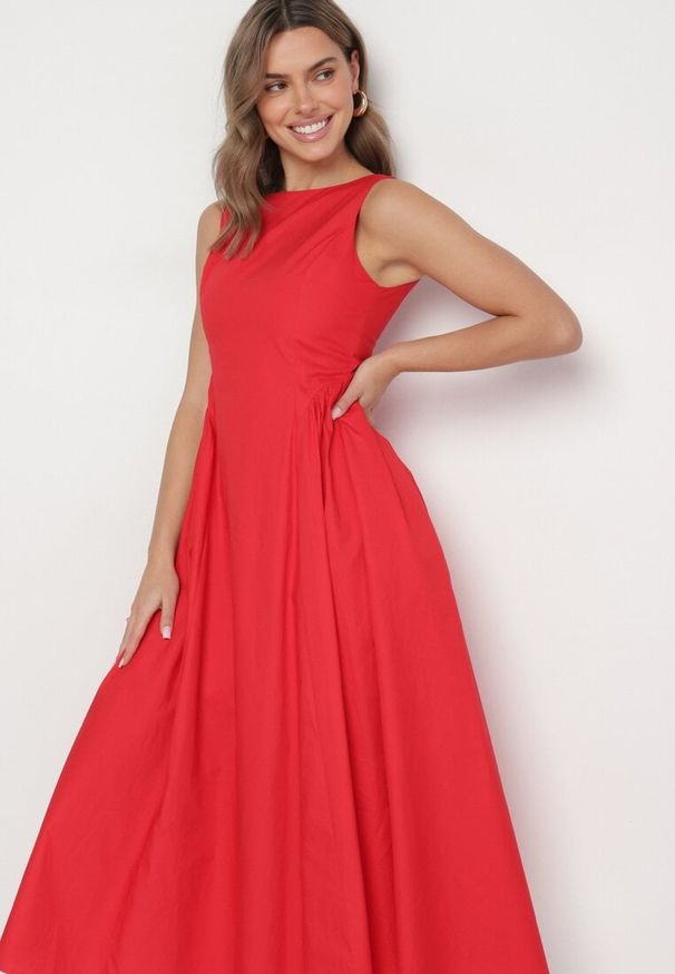 Born2be - Czerwona Sukienka Bawełniana o Rozkloszowanym Fasonie z Dekoltem Łódką i Kieszeniami Elenira. Okazja: na co dzień. Typ kołnierza: dekolt w łódkę. Kolor: czerwony. Materiał: bawełna. Typ sukienki: rozkloszowane. Styl: casual, elegancki