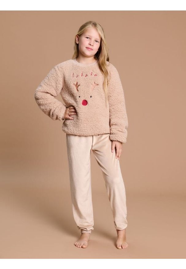 Sinsay - Puszysta świąteczna piżama z reniferem - beżowy. Kolekcja: plus size. Kolor: beżowy. Materiał: welur, tkanina. Długość: długie