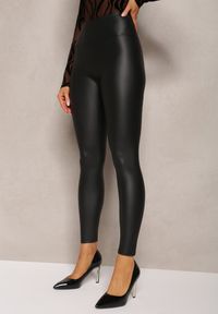 Renee - Czarne Legginsy z Imitacji Skóry z Regularną Talią i Szerokim Pasem w Biodrach Idrissa. Kolor: czarny. Materiał: skóra