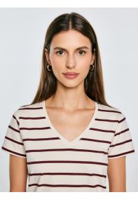 Big-Star - Koszulka damska z dekoltem v-neck w paski kremowa Retina 103. Okazja: na co dzień, na spacer. Typ kołnierza: dekolt w kształcie V. Kolor: biały. Materiał: len, denim, bawełna. Wzór: paski. Styl: klasyczny, casual