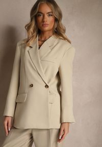 Renee - Jasnobeżowa Pudełkowa Marynarka Oversize o Dwurzędowym Fasonie z Dodatkowym Guzikiem Pasmira. Okazja: na co dzień. Kolor: beżowy. Materiał: jeans. Wzór: aplikacja. Styl: elegancki, casual
