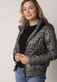 Born2be - Zielona Panterkowa Kurtka Przejściowa w Panterkę z Odpinanym Kapturem Antolea. Kolor: zielony. Materiał: poliester, jeans. Wzór: motyw zwierzęcy. Styl: klasyczny #5