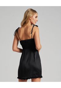 SELF LOVE - Czarna sukienka Stockholm z jedwabiu. Kolor: czarny. Materiał: jedwab. Długość rękawa: na ramiączkach. Typ sukienki: dopasowane. Długość: mini #3