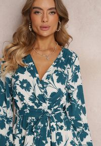 Renee - Zielona Sukienka Kharano. Kolor: zielony. Materiał: materiał, tkanina. Długość rękawa: długi rękaw. Wzór: kwiaty. Typ sukienki: kopertowe. Styl: klasyczny. Długość: midi