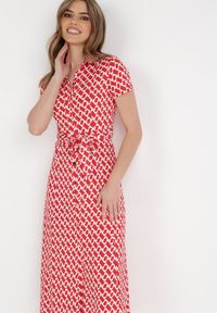 Born2be - Czerwona Sukienka Alethanthei. Okazja: na co dzień. Kolor: czerwony. Materiał: materiał. Długość rękawa: krótki rękaw. Wzór: nadruk, aplikacja, geometria. Typ sukienki: szmizjerki. Styl: casual, elegancki. Długość: midi #2