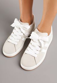 Renee - Beżowe Sneakersy Ozdobione Motywem Pasków Flortewi. Nosek buta: okrągły. Zapięcie: pasek. Kolor: beżowy. Materiał: nubuk, syntetyk. Wzór: aplikacja. Obcas: na obcasie. Wysokość obcasa: niski #6