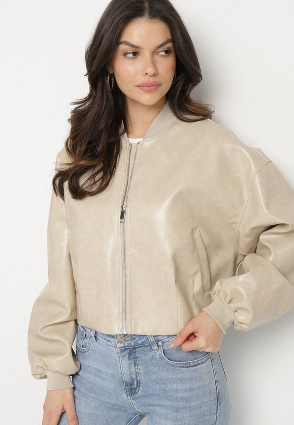 Born2be - Jasnobeżowa Kurtka z Wiskozą w Stylu Bomberki z Ekoskóry Nanisiela. Okazja: na co dzień. Kolor: beżowy. Materiał: wiskoza. Styl: casual