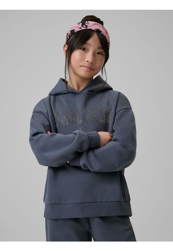4f - 4F Bluza dresowa loose z kapturem dziewczęca - szara 122/128 (6-8 lat). Okazja: na co dzień. Typ kołnierza: kaptur. Kolor: szary. Materiał: dresówka. Wzór: aplikacja. Sezon: lato. Styl: klasyczny, casual