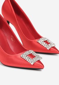 Born2be - Czerwone Szpilki Satynowe z Biżuteryjną Klamerką Zinevea. Nosek buta: otwarty. Kolor: czerwony. Materiał: satyna. Obcas: na szpilce. Styl: klasyczny. Wysokość obcasa: średni #2