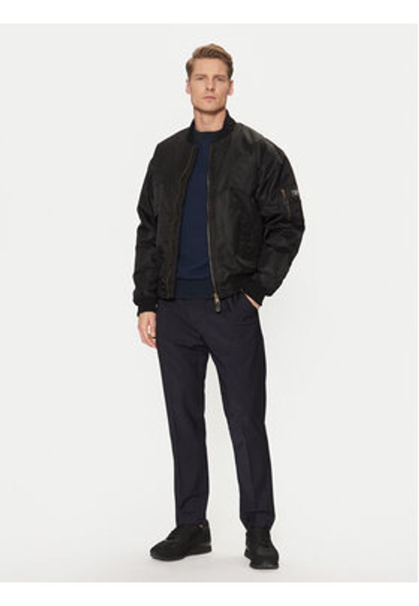 Guess Jeans Kurtka bomber M5RL81 WHAA2 Czarny Regular Fit. Kolor: czarny. Materiał: syntetyk