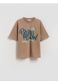 Reserved - Bawełniany t-shirt z nadrukiem - brązowy. Kolor: brązowy. Materiał: bawełna. Wzór: nadruk
