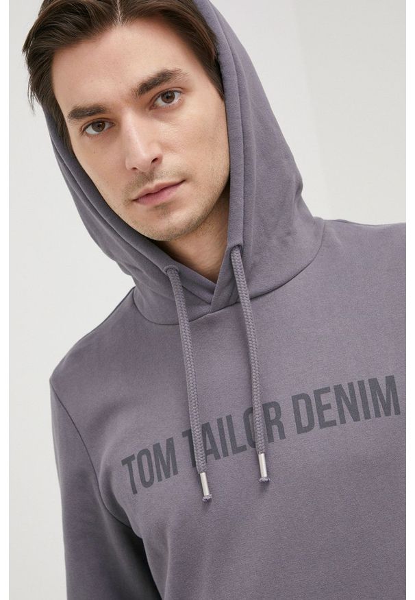 Tom Tailor Bluza męska kolor szary z kapturem z nadrukiem. Okazja: na co dzień. Typ kołnierza: kaptur. Kolor: szary. Materiał: bawełna. Wzór: nadruk. Styl: casual