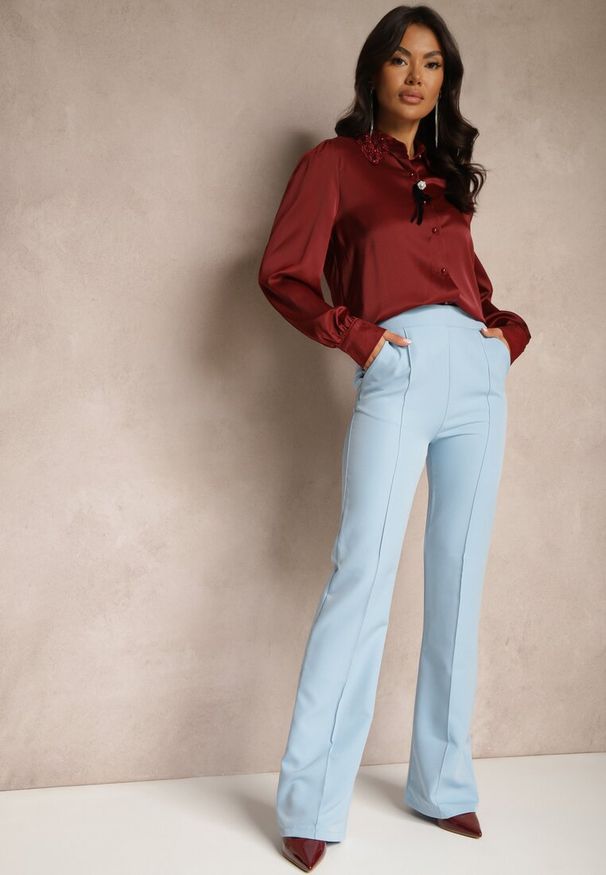Renee - Bordowa Koszula z Bufiastymi Rękawami Kołnierzem z Perłami i Broszką Gonathiel. Okazja: na co dzień, na spotkanie biznesowe. Kolor: czerwony. Materiał: jeans. Styl: biznesowy, klasyczny, casual