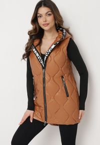 Born2be - Brązowa Pikowana Kamizelka z Kapturem o Dłuższym Fasonie Silvra. Typ kołnierza: kaptur. Kolor: brązowy. Długość: długie #7