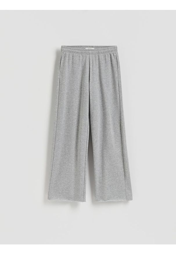 Reserved - Spodnie dresowe z szerokimi nogawkami - jasnoszary. Kolor: szary. Materiał: dresówka