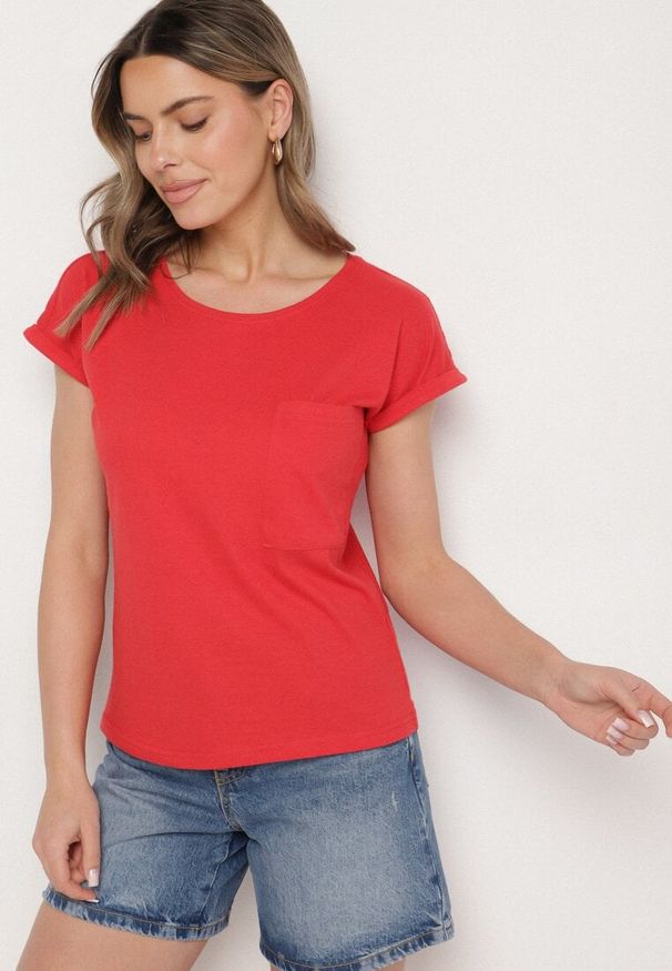 Born2be - Czerwony T-shirt z Bawełny Ozdobiony Kieszonką Ziarene. Okazja: na co dzień. Kolor: czerwony. Materiał: bawełna. Wzór: aplikacja. Styl: sportowy, casual