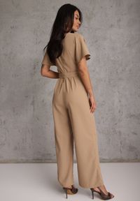 Renee - Beżowy Kombinezon VICES Ozdobiony Paskiem i Klamrą o Nieregularnym Kształcie Metilaeno. Kolor: beżowy. Wzór: aplikacja #4
