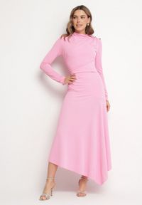 Born2be - Różowa Koktajlowa Sukienka o Asymetrycznym Kroju Ozdobiona Guzikami Nolriti. Okazja: na imprezę. Kolor: różowy. Wzór: aplikacja. Typ sukienki: asymetryczne. Styl: wizytowy #1