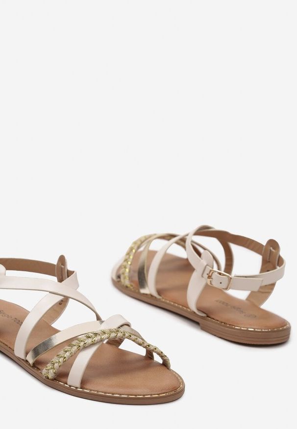 Renee - Beżowe Sandały Zapinane na Sprzączkę z Plecionką i Zdobieniem Metaliczną Nicią Ellanie. Okazja: na spacer, na co dzień. Zapięcie: sprzączka. Kolor: beżowy. Wzór: aplikacja. Materiał: jeans. Sezon: lato. Obcas: na obcasie. Styl: casual. Wysokość obcasa: niski