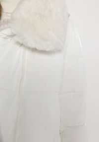 Born2be - Biała Pikowana Kurtka Płaszcz z Futerkiem i Rękawiczkami Avezze. Kolor: biały. Materiał: futro. Wzór: aplikacja #3