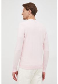 Lyle & Scott sweter z domieszką wełny męski kolor różowy lekki. Okazja: na co dzień. Kolor: różowy. Materiał: wełna. Długość rękawa: długi rękaw. Długość: długie. Styl: casual