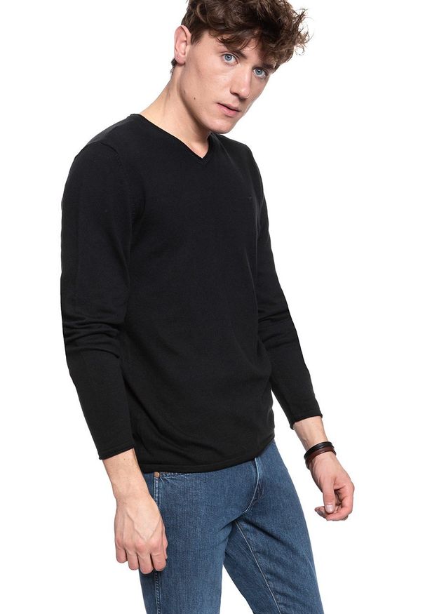Mustang - MĘSKI SWETER MUSTANG Emil V Rolledge CAVIAR 1008639 4132. Okazja: na co dzień, do pracy, na spotkanie biznesowe. Typ kołnierza: button down. Materiał: bawełna. Długość rękawa: długi rękaw. Długość: długie. Wzór: aplikacja, nadruk, gładki. Sezon: zima. Styl: biznesowy, casual, elegancki, klasyczny