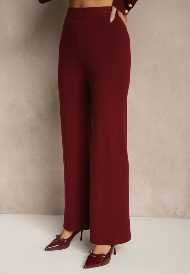 Renee - Bordowy Komplet z Dzianiny z Wiskozą Kardigan i Spodnie z Gumką Badrine. Kolor: czerwony. Materiał: wiskoza, dzianina. Wzór: aplikacja