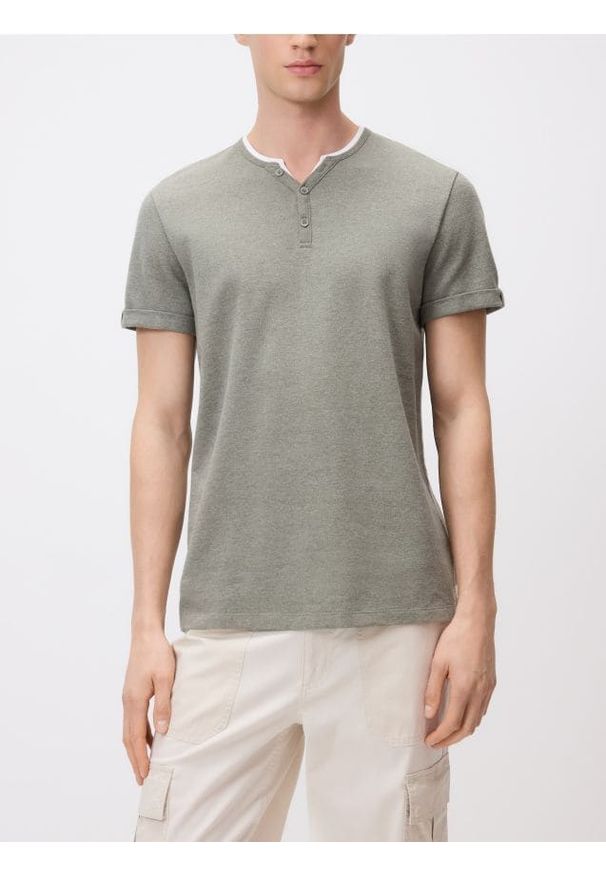 Reserved - T-shirt henley slim fit - oliwkowy. Typ kołnierza: typu henley. Kolor: oliwkowy. Materiał: bawełna, dzianina